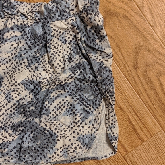 Community Brand 100% silk shorts - Picture 3 of 4